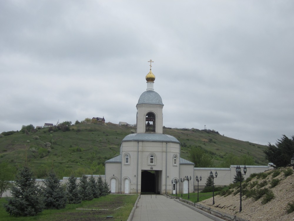 Усть-Медведицкий Спасо-Преображенский монастырь. Церковь Николая Чудотворца в надвратной колокольне, Серафимович (Серафимовичский район, Волгоградская область). общий вид в ландшафте