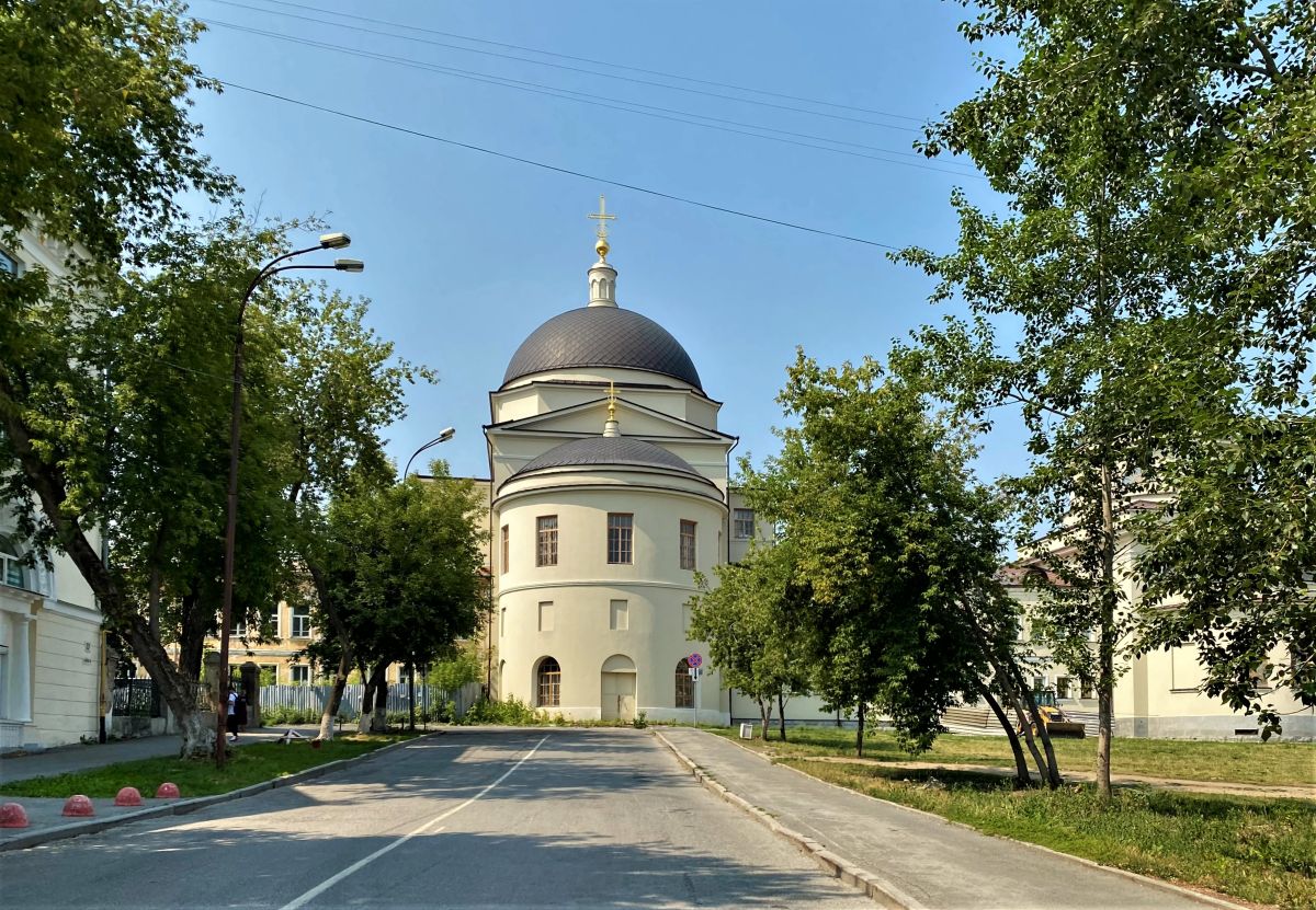 Александро-Невский Ново-Тихвинский монастырь. Церковь Введения во храм Пресвятой Богородицы, Екатеринбург (Екатеринбург (МО город Екатеринбург), Свердловская область). общий вид в ландшафте, Вид с востока в створе ул. Декабристов