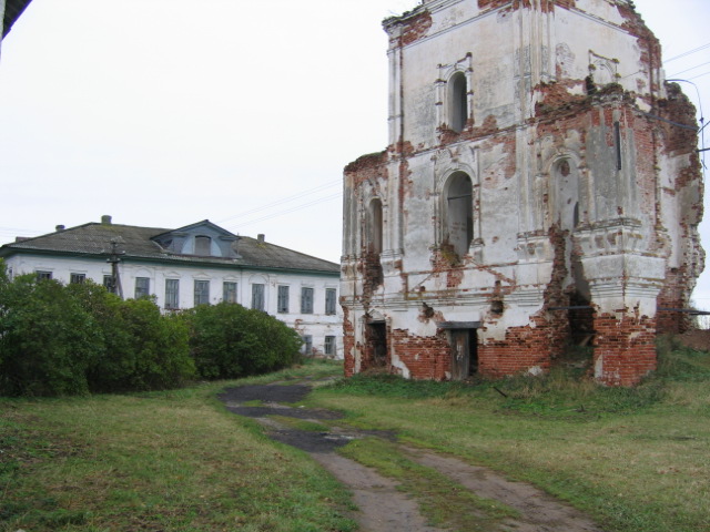Сямский Богородице-Рождественский монастырь. Колокольня церкви Рождества Пресвятой Богородицы, Сяма (Вологодский район, Вологодская область). архитектурные детали, Нижний ярус колокольни. На втором плане - двухэтажный монастырский дом XIX века.