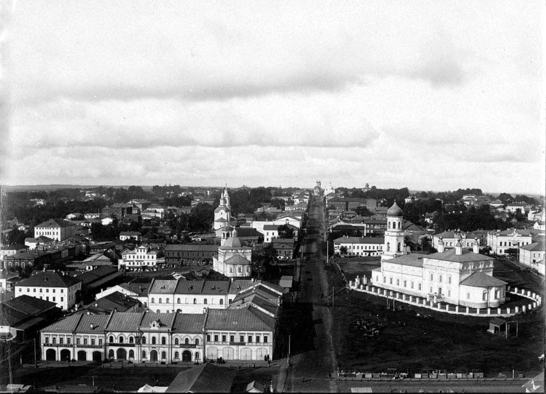 Собор Воскресения Христова, Вятка (Киров) (Вятка (Киров), город, Кировская область). архивная фотография, Вид ул.Московской с колокольни троицкого собора. Воскресенский собор - справа. Фото П.Г. Тихонова. С сайта Pastvu.com
