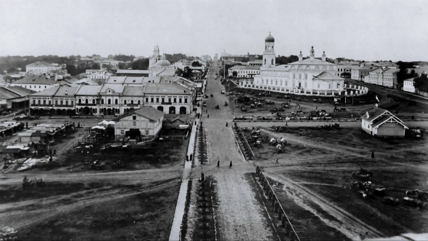 Собор Воскресения Христова, Вятка (Киров) (Вятка (Киров), город, Кировская область). архивная фотография, Вид Соборной площади с колокольни Троицкого собора. Воскресенский собор - справа. 1900-е гг. Из личного архива.