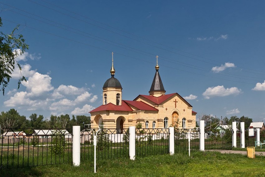 Беляевка. Церковь Димитрия Солунского. общий вид в ландшафте
