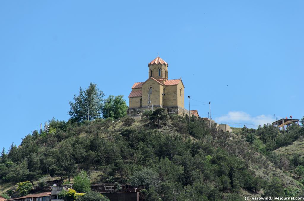 Тбилиси. Преображенский мужской монастырь. Церковь Спаса Преображения. общий вид в ландшафте