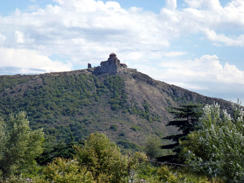 Грузия, Мцхета-Мтианетия, Джвари, гора. Монастырь Святого Креста, фотография. общий вид в ландшафте
