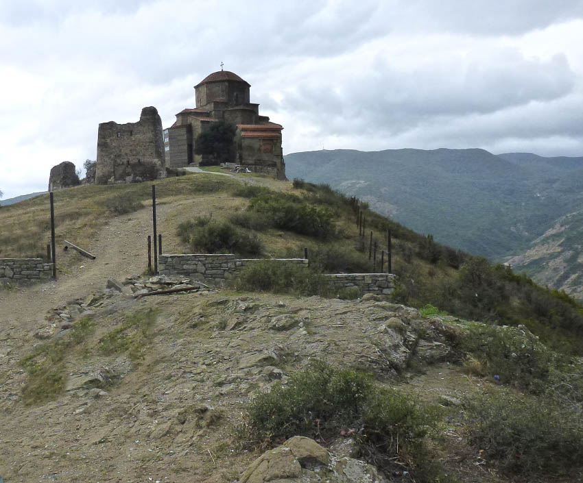 Джвари, гора. Монастырь Святого Креста. общий вид в ландшафте