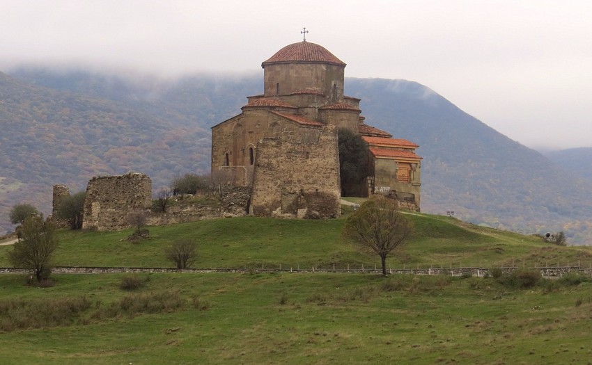 Джвари, гора. Монастырь Святого Креста. общий вид в ландшафте