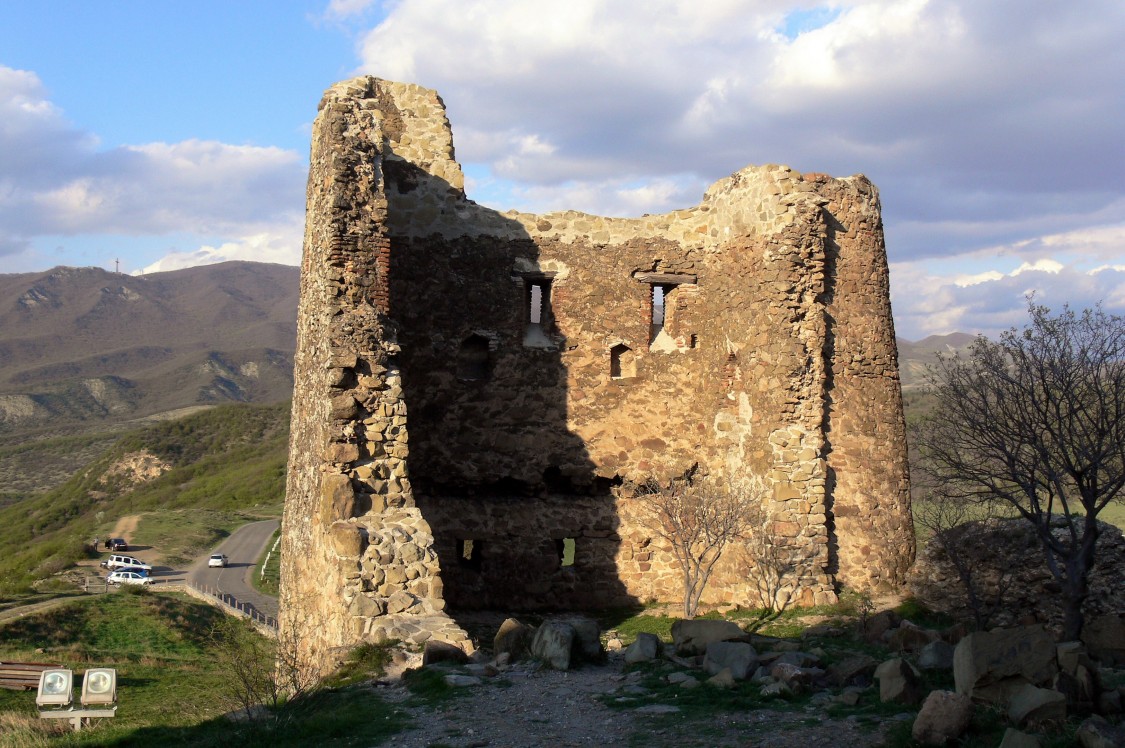 Джвари, гора. Монастырь Святого Креста. фасады, Руина монастырской стены