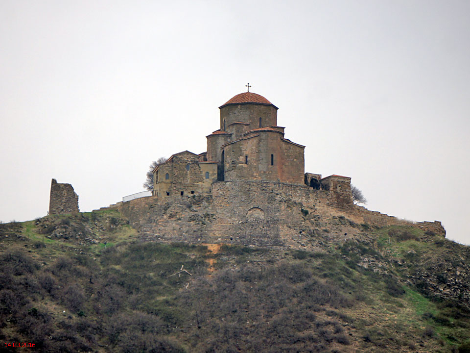 Джвари, гора. Монастырь Святого Креста. фасады