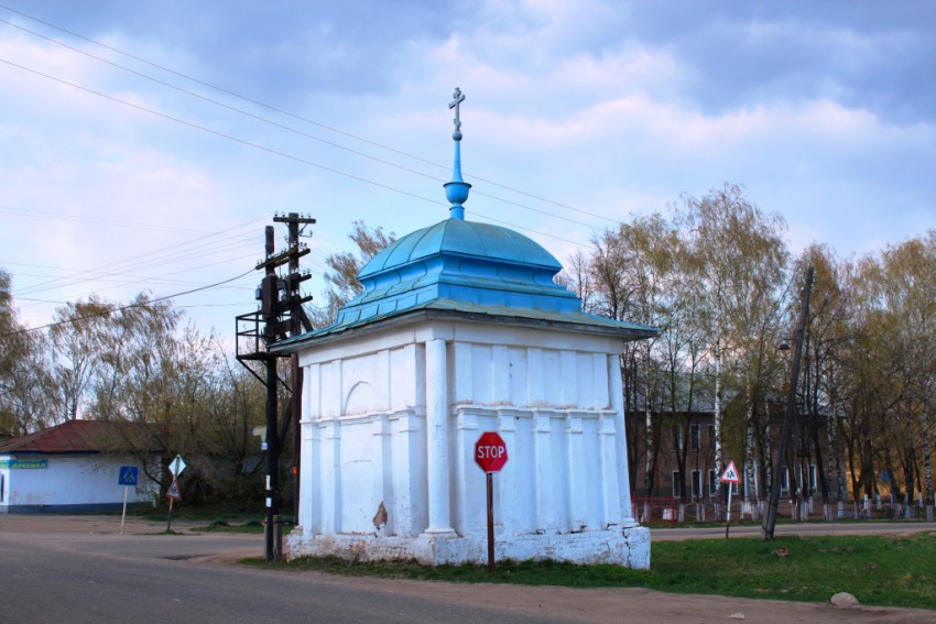 Часовня Троицы Живоначальной, Писцово (Комсомольский район, Ивановская область). общий вид в ландшафте, Вид с юго-запада