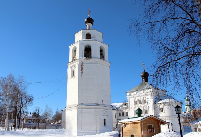 Вятка (Киров). Успения Пресвятой Богородицы Трифонов монастырь. Колокольня. общий вид в ландшафте