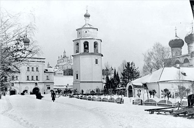 Вятка (Киров). Успения Пресвятой Богородицы Трифонов монастырь. Колокольня. архивная фотография, На заднем плане виднеется Троицкий Кафедральный Собор. Фото с сайта: http://www.gorenka.org/index.php/goroda-rossijskoj-imperii/7618-vyatka