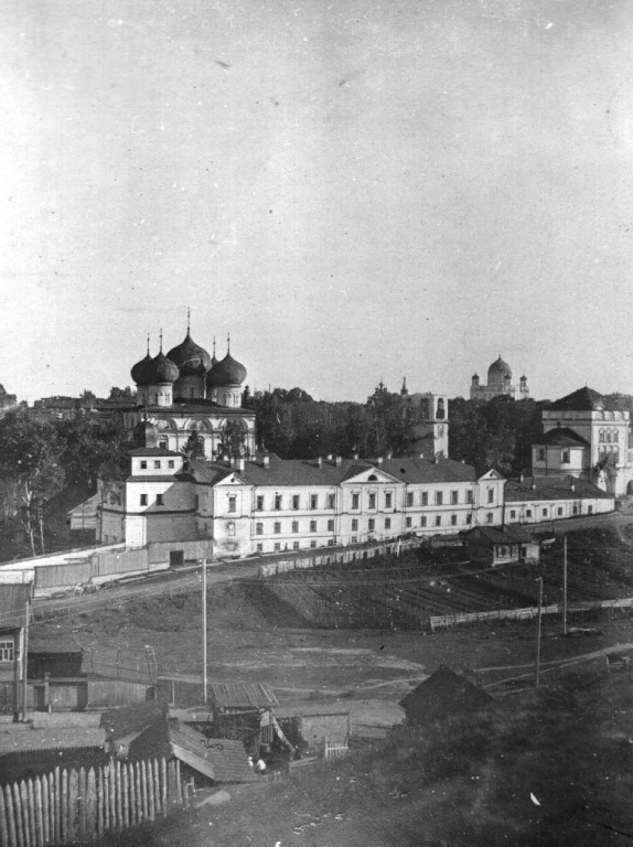 Успения Пресвятой Богородицы Трифонов монастырь. Колокольня, Вятка (Киров) (Вятка (Киров), город, Кировская область). архивная фотография, Фото 1936 г. Начало сноса колокольни Трифонова монастыря (разобраны главка и верхний ярус). Из личного архива.