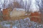 Церковь Николая Чудотворца, Руины кирпичной постройки (вероятно, часовни) у северной стены церкви<br>, Епифановка, Шигонский район, Самарская область