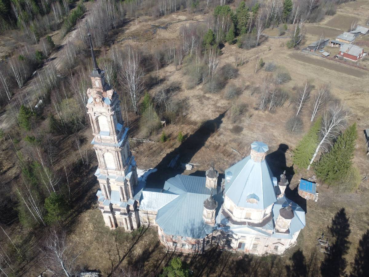общий вид в ландшафте. Церковь Воскресения Христова, Пеньки (Антроповский район, Костромская область)