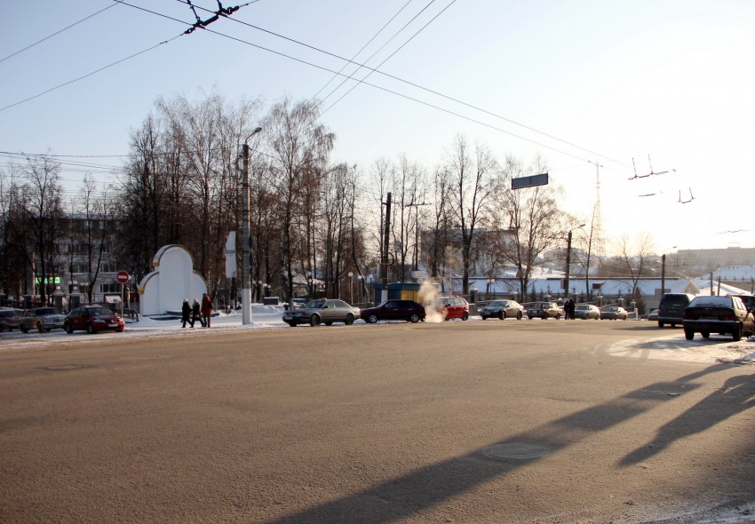 Вятка (Киров). Церковь Покрова Пресвятой Богородицы. общий вид в ландшафте, Вид с перекрестка ул.Московская/ул.Ленина, с угла дома № 7/69 на сквер, где была церковь.