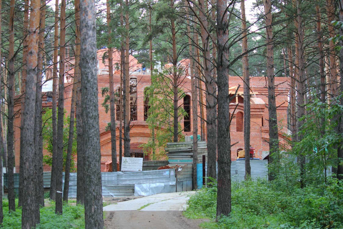 Екатеринбург. Церковь Луки (Войно-Ясенецкого) в Компрессорном. фасады, Строительство храма Святителя Луки 