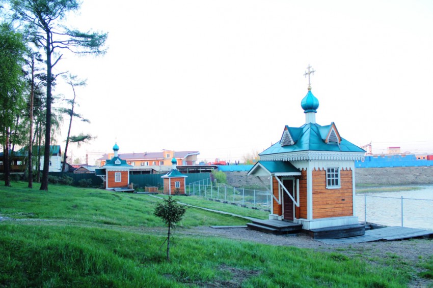 Часовня Софрония, епикопа Иркутского, Иркутск (Иркутск, город, Иркутская область). фасады, Вид с юго-запада: слева на дальнем плане - часовня Иннокентия и купальня, справа - часовня Софрония.