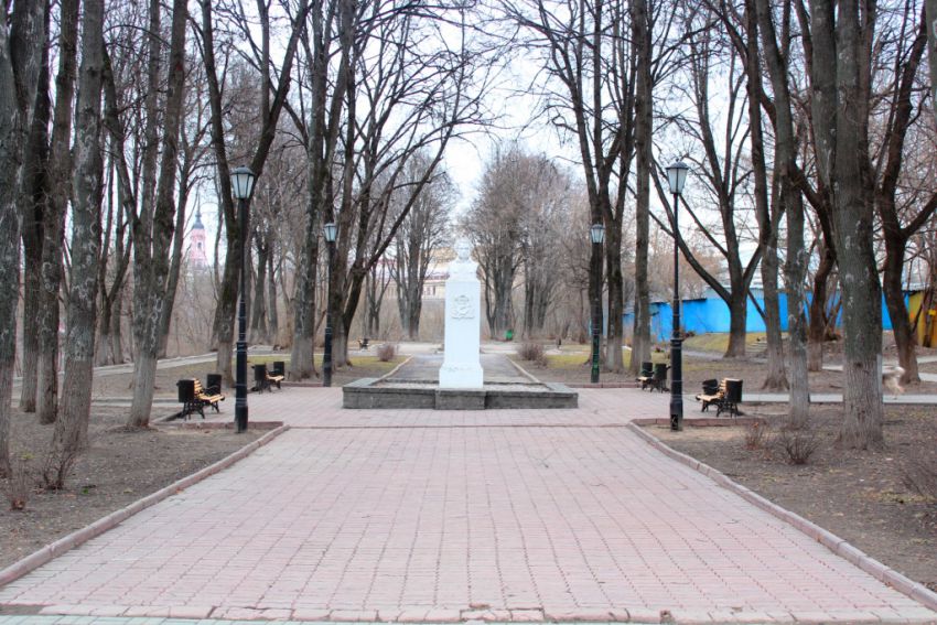 Часовня Покрова Пресвятой Богородицы у Березуйского оврага, Калуга (Калуга, город, Калужская область). общий вид в ландшафте, Вид с юга. Часовня находилась ближе к концу сквера за бюстом А.С. Пушкина
