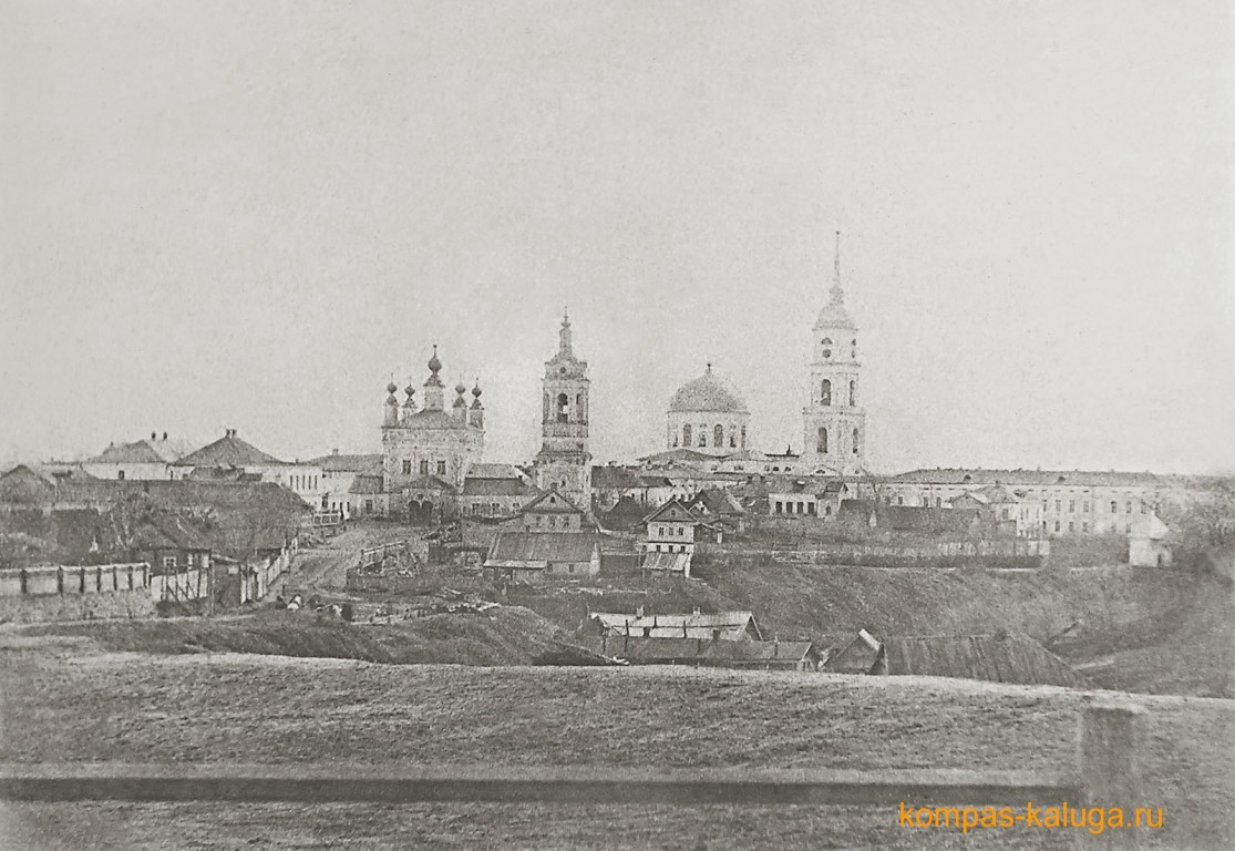 Часовня Покрова Пресвятой Богородицы у Березуйского оврага, Калуга (Калуга, город, Калужская область). архивная фотография, Вид с севера. Слева - Покровский храм, в центре - Троицкий собор, справа - Покровская часовня (источник - http://kompas-kaluga.ru/historyitem/11538/)