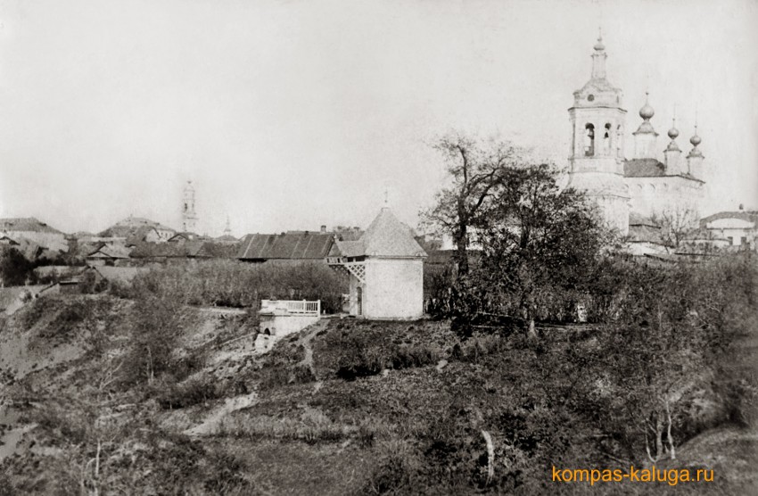 Часовня Покрова Пресвятой Богородицы у Березуйского оврага, Калуга (Калуга, город, Калужская область). архивная фотография, Вид с Каменного моста. Слева на дальнем плане - церковь Жен-Мироносиц, справа - Покрова 
