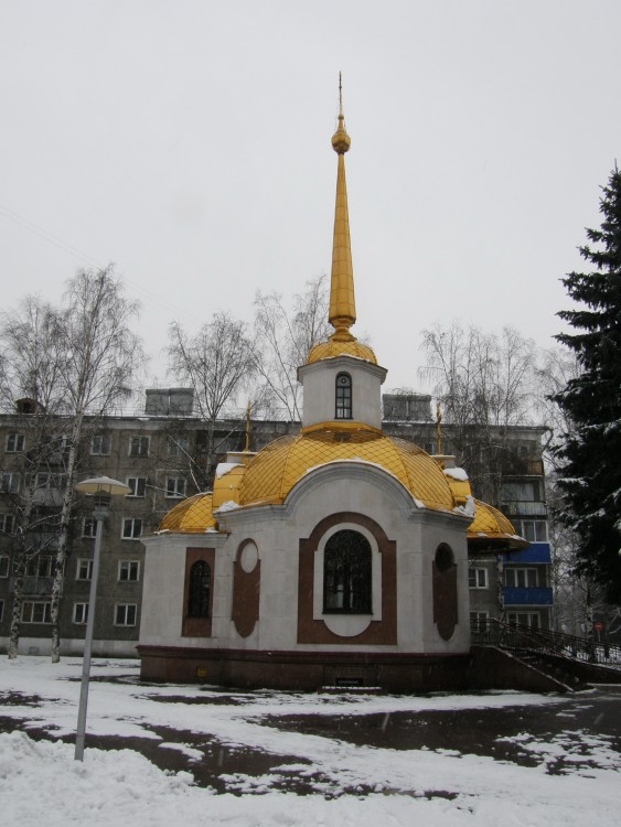 Новокузнецк. Церковь Георгия Победоносца на бульваре Героев. общий вид в ландшафте