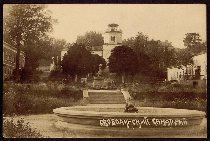 Вид с востока на территорию бывшего монастырского двора. В центре фотографии Святые ворота с колокольней и кельями Курской Коренной пустыни. Датировка фотографии: середина 1930-х гг. Местонахождение: Курский областной краеведческий музей Источник goskatalog.ru, архивная фотография. Рождества Пресвятой Богородицы Коренная пустынь. Колокольня, Свобода (Золотухинский район, Курская область)