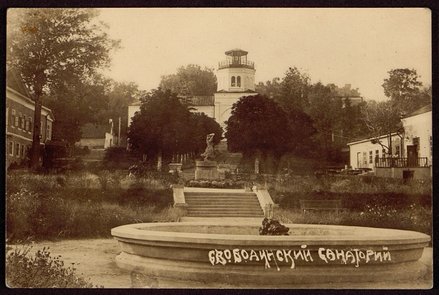 Вид с востока на территорию бывшего монастырского двора. В центре фотографии Святые ворота с колокольней и кельями Курской Коренной пустыни. Датировка фотографии: середина 1930-х гг. Местонахождение: Курский областной краеведческий музей Источник goskatalog.ru, архивная фотография. Рождества Пресвятой Богородицы Коренная пустынь. Колокольня, Свобода (Золотухинский район, Курская область)