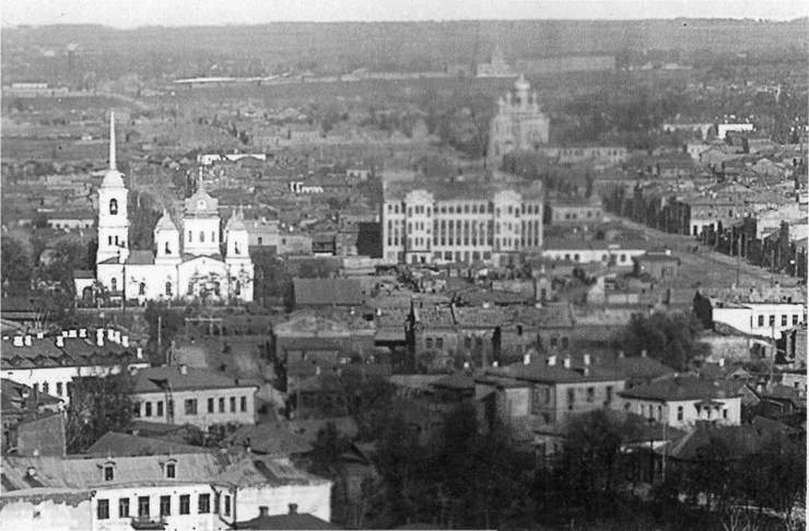 Самара. Церковь Воскресения Христова. архивная фотография, Вид с колокольни Храма Христа Спасителя; правее - церковь Пантелеимона Целителя при Земской больнице. Фотография конца 1910-х годов, источник - сайт 