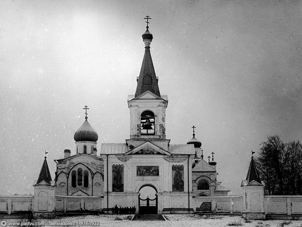 Введено-Оятский женский монастырь. Колокольня, Оять (Лодейнопольский район, Ленинградская область). архивная фотография, Святые врата обители, обращенные в сторону реки Оять.1900—1917, с сайта https://pastvu.com/p/161922