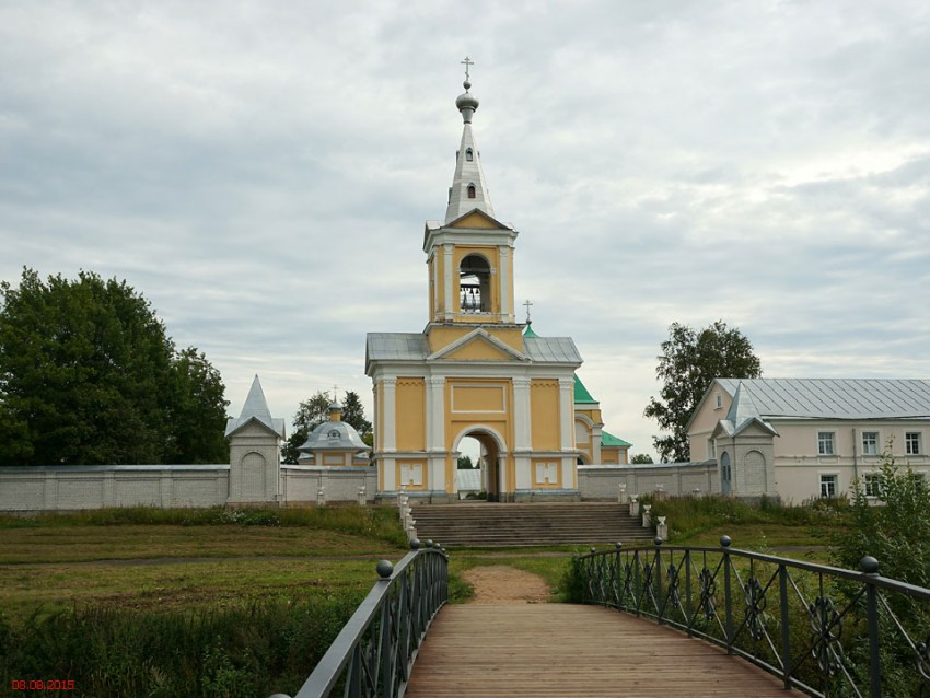 Введено-Оятский женский монастырь. Колокольня, Оять (Лодейнопольский район, Ленинградская область). общий вид в ландшафте