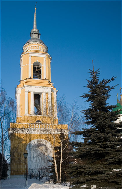 Коломна. Ново-Голутвин Троицкий монастырь. Колокольня. фасады, Колокольня монастыря. Вид со стороны Троицкой церкви.