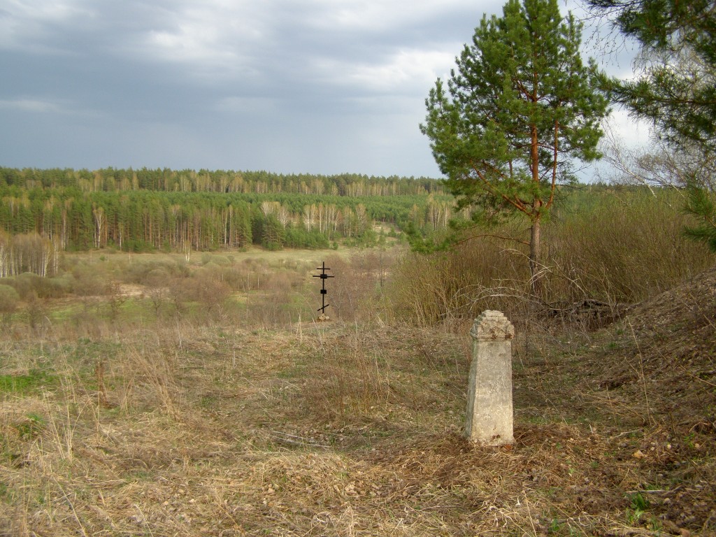 Церковь Преображения Господня, Спас-Иваново (Вязниковский район, Владимирская область). дополнительная информация, Рядом с храмом было кладбище. Остался только один надгробный памятник. 