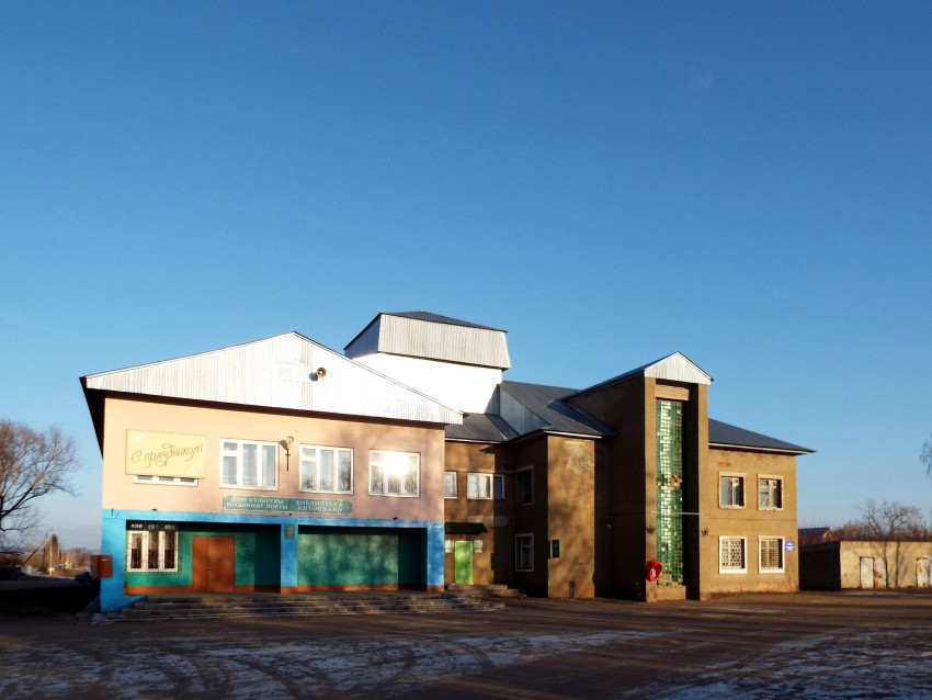 Церковь Покрова Пресвятой Богородицы (старая), Старый Кувак (Лениногорский район, Республика Татарстан). дополнительная информация, Вид дома культуры с запада.