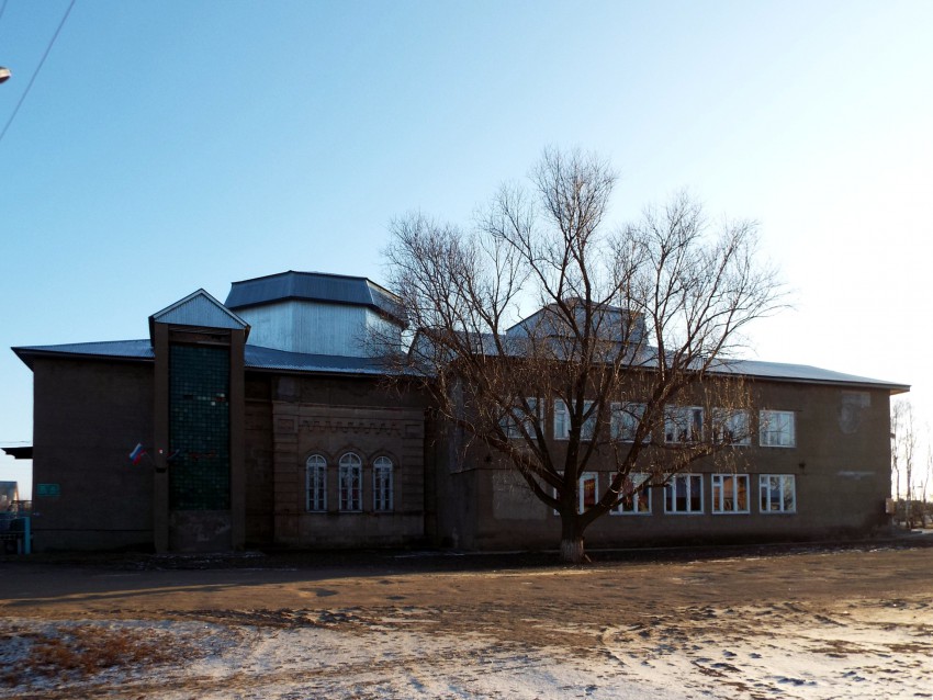 Церковь Покрова Пресвятой Богородицы (старая), Старый Кувак (Лениногорский район, Республика Татарстан). фасады, Вид с севера на ДК с сохранившимся фрагментом стены церкви.