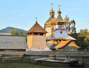 Церковь Троицы Живоначальной, вид с запада, на переднем плане перенесенная звонница Духовской церкви<br>, Колочава-Горб, Межгорский район, Украина, Закарпатская область