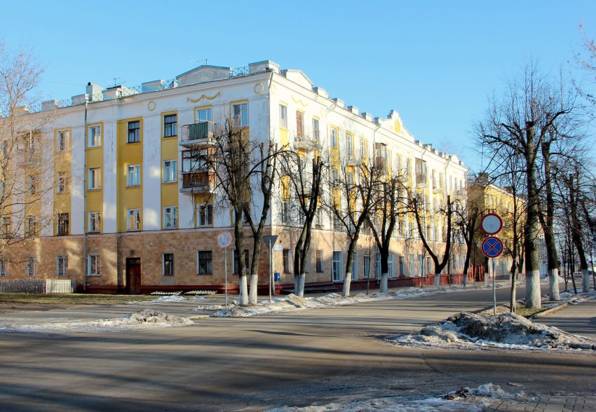 Церковь Симеона Столпника в колокольне собора Троицы Живоначальной, Вятка (Киров) (Вятка (Киров), город, Кировская область). общий вид в ландшафте, ул. Московская заканчивалась на этом перекрестке, у входа в колокольню Свято-Троицкого Собора.