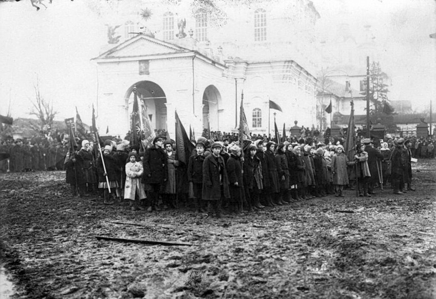 Церковь Симеона Столпника в колокольне собора Троицы Живоначальной, Вятка (Киров) (Вятка (Киров), город, Кировская область). архивная фотография, Вход в колокольню. Фото 1923г. С сайта: http://kasanof.livejournal.com/82562.html