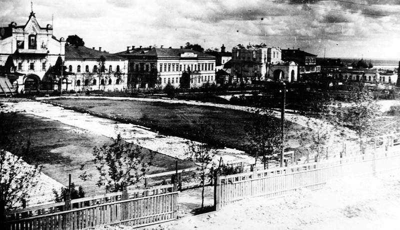 Церковь Симеона Столпника в колокольне собора Троицы Живоначальной, Вятка (Киров) (Вятка (Киров), город, Кировская область). архивная фотография, Процесс сноса колокольни (30-е годы ХХ века). Источник http://www.skyscrapercity.com/showthread.php?t=1159415&page=3