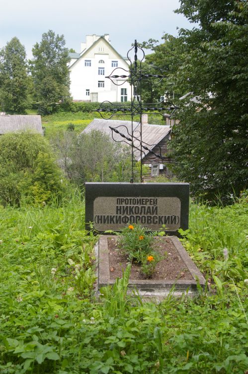 Церковь Преображения Господня, Вецслабада (Лудзенский край, Латвия). дополнительная информация, Могила возле церкви.