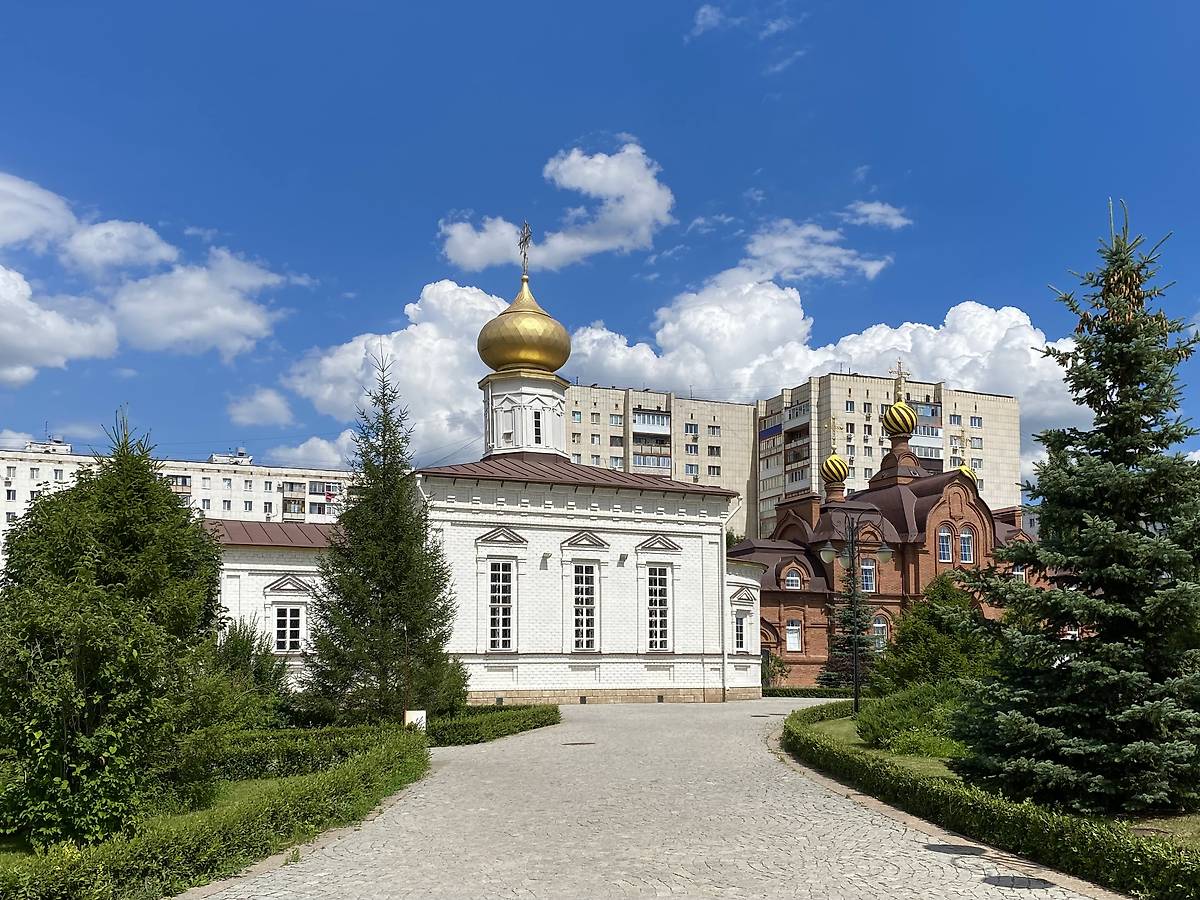 Вид с юго-запада, правее ворота соборного комплекса, фасады. Церковь Тихвинской иконы Божией Матери, Оренбург (Оренбург, город, Оренбургская область)