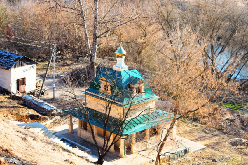 Часовня Николая Чудотворца на Никольском роднике в Русинове, Ермолино (Боровский район, Калужская область). общий вид в ландшафте, Вид с северо-востока
