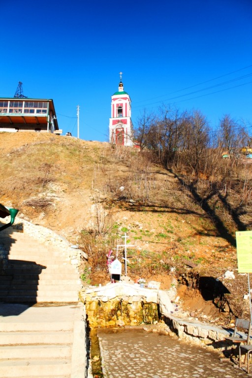 Часовня Николая Чудотворца на Никольском роднике в Русинове, Ермолино (Боровский район, Калужская область). дополнительная информация, Никольский святой источник возле часовни. На дальнем плане виден Никольский храм