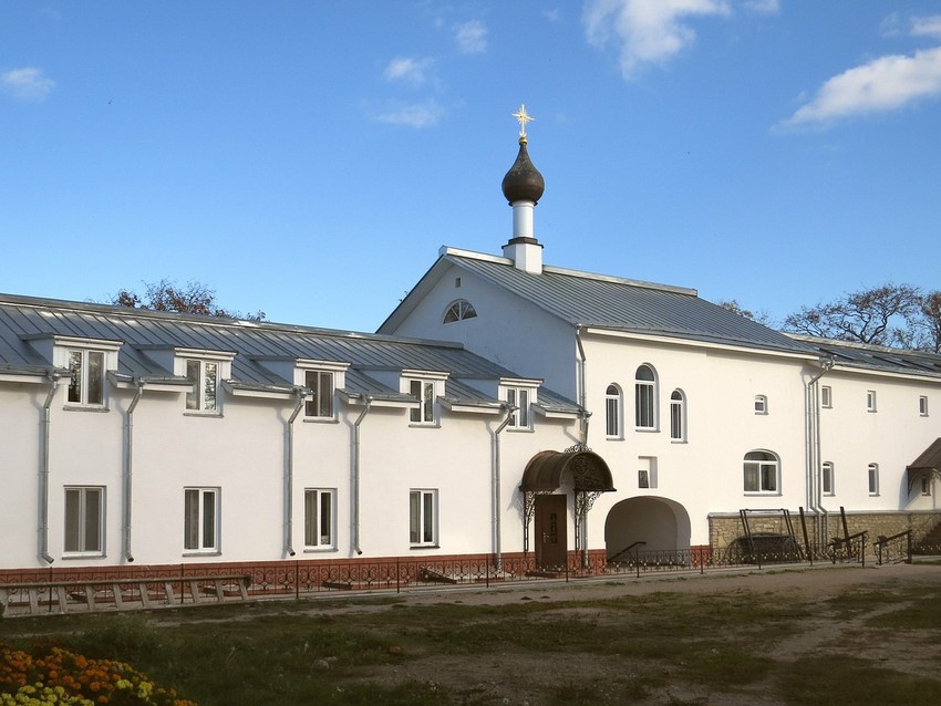 Псков. Снетогорский женский монастырь. Церковь Иоасафа Снетогорского. фасады