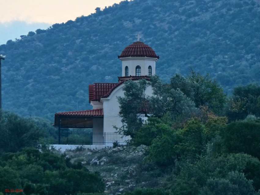 Церковь Параскевы Пятницы, Димосия (Пелопоннес (Πελοπόννησος), Греция). общий вид в ландшафте