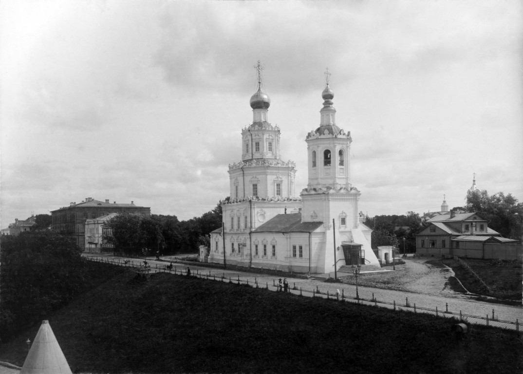 Церковь Георгия Победоносца на Верхневолжской набережной, Нижегородский район (Нижний Новгород, город, Нижегородская область). архивная фотография, Общий вид церкви с павильона Коммерческого клуба. Фотография начала 1900-х годов, источник - страница http://humus.livejournal.com/3168460