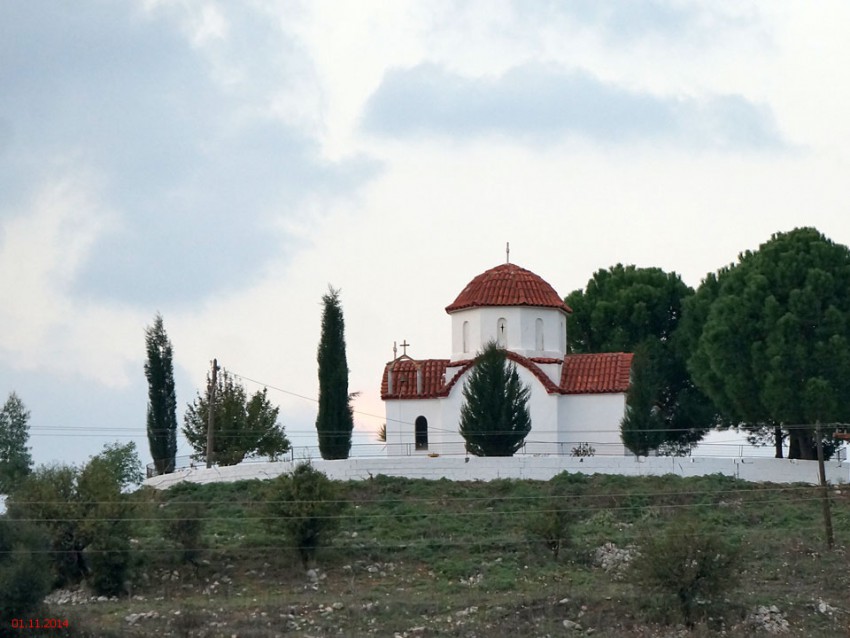 Трахья. Церковь Илии Пророка. общий вид в ландшафте