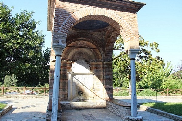 Монастырь Кутлумуш, Афон (Ἀθως) (Айон-Орос (Άγιον Όρος), Греция). фасады, часовня с источиком на территории монастыря кутлумуш