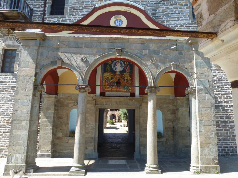 Монастырь Кутлумуш, Афон (Ἀθως) (Айон-Орос (Άγιον Όρος), Греция). фасады, вход в монастырь