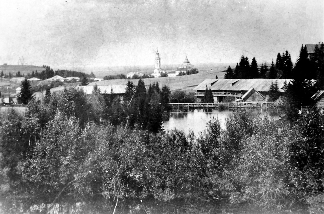 Церковь Покрова Пресвятой Богородицы, Вятка (Киров) (Вятка (Киров), город, Кировская область). архивная фотография, Вид на Покровскую церковь со стороны монастыря. 1900-е гг. Из личного архива.