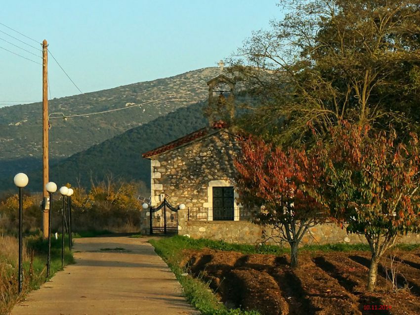 Церковь Пантелеимона Целителя, Акра (Пелопоннес (Πελοπόννησος), Греция). общий вид в ландшафте